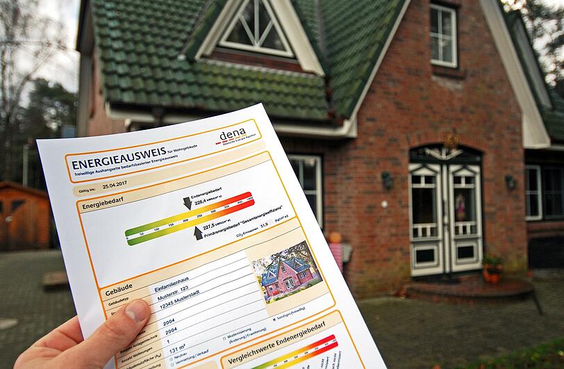 Bei dem - wesentlich aufwändigeren und entsprechend teureren - Bedarfsausweis wird der Energiebedarf des Gebäudes errechnet. Doch das ist laut Haus+Grund gar nicht notwendig!