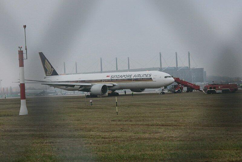 Die Boeing 777 der Singapore Airlines: Bei der Landung am Münchner Flughafen am Donnerstag begann das Flugzeug aus bisher unbekannten Gründen zu Rauchen. Es raste über die Landebahn, blieb in einem Rasenstück stecken und stoppte schließlich.