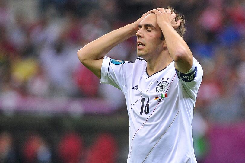Die Enttäuschung ist Phillip Lahm ins Gesicht geschrieben, bei Thomas Müller fließen die Tränen, Mario Gomez ist entsetzt: Nach dem EM-Aus gegen Italien können's Jogis Jungs nicht fassen.