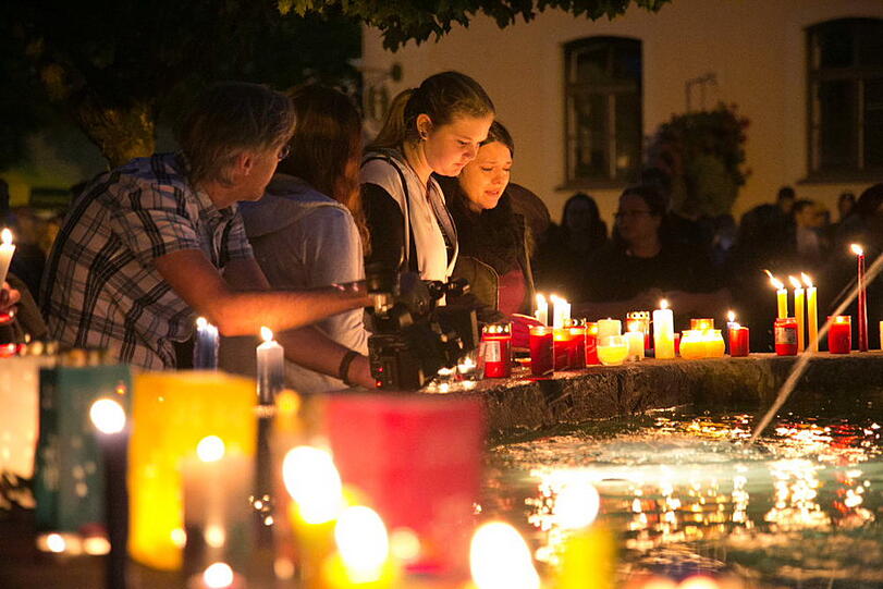 Stille Trauer und ein Zeichen gegen Gewalt: Die Bad Reichenhaller demonstrieren und zünden Kerzen an nach dem Mord in der WM-Nacht.