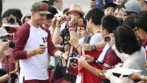 "Herr Podolski, ein Autogramm bitte!" Lukas Podolski hatte bei seiner Ankunft in Japan alle Hände voll zu tun.