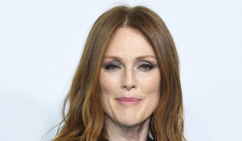 In den 70er-Jahren lebte Julianne Moore eine Weile lang mit ihren Eltern in Frankfurt am Main. Ihre Mutter ist Schottin, sie selbst besitzt inzwischen auch die britische Staatsbürgerschaft.