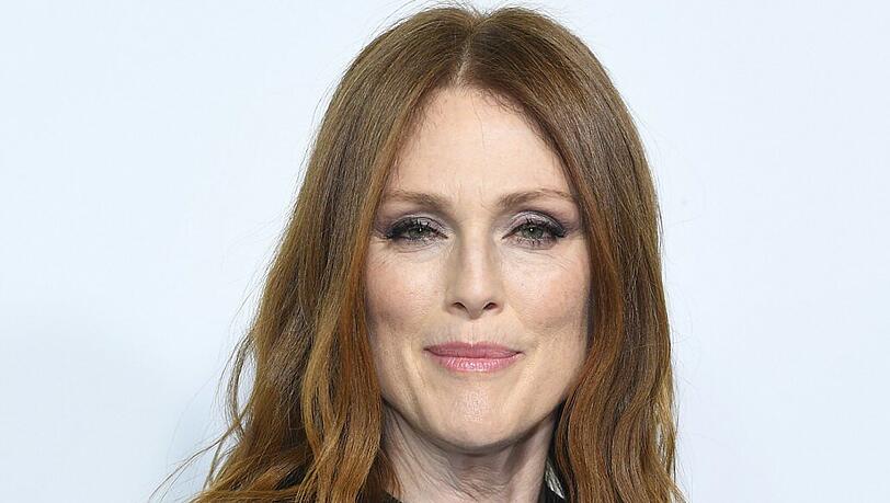 In den 70er-Jahren lebte Julianne Moore eine Weile lang mit ihren Eltern in Frankfurt am Main. Ihre Mutter ist Schottin, sie selbst besitzt inzwischen auch die britische Staatsbürgerschaft.
