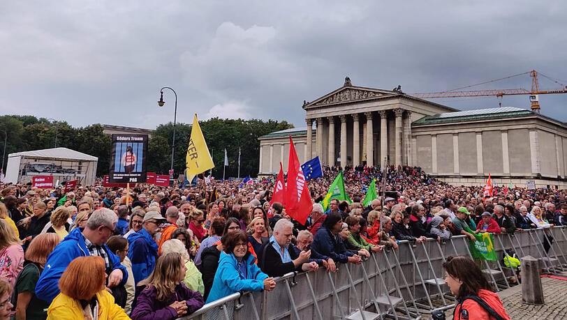 Der Königsplatz ist bereits voll mit Menschen. Die Bilder der Demo. Der Königsplatz ist bereits voll mit Menschen. Die Bilder der Demo.