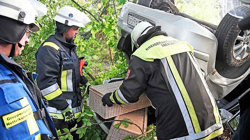 Bilder vom Unfall in Bruck, bei dem sich das Auto überschlug und der Fahrer starb.