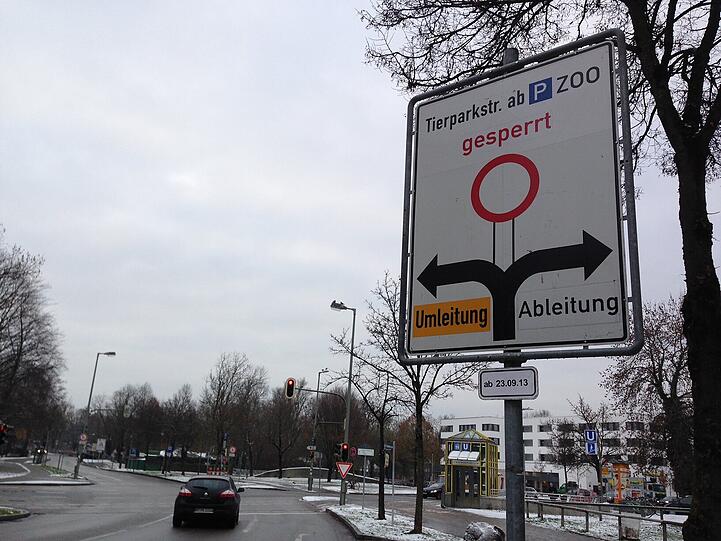 Auch an der Pognerstraße wird auf einem Hinweisschild noch auf eine Vollsperrung hingewiesen.