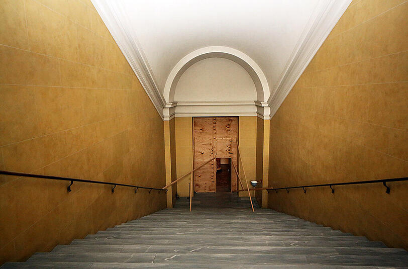 Schmucklos, die Decke mit einem Tonnengewölbe abgehängt: So trist schaut die gelbe Treppe heute aus.
