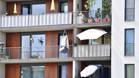 Gut vorbereitet für den Urlaub daheim? Oder sind an diesem Münchner Mietshaus die Schirme für Touristen aufgespannt?