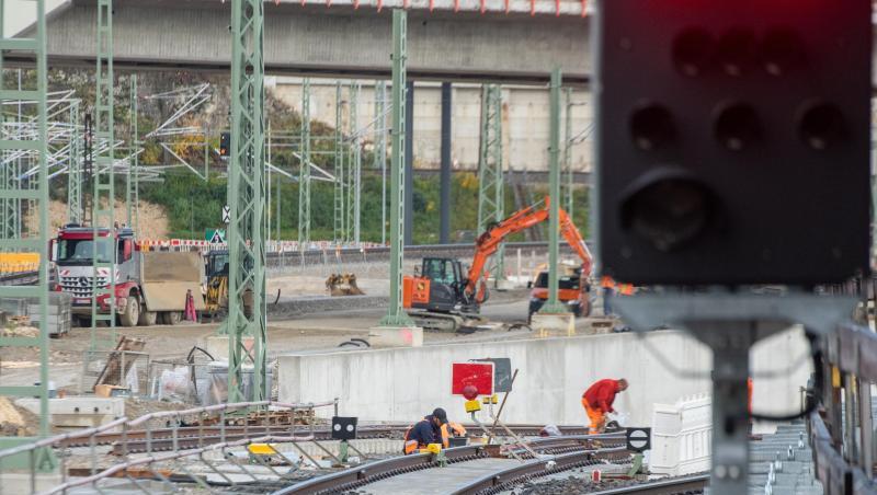 Ein Zug fährt im Hauptbahnhof an Gleisbauarbeitern vorbei. Foto: Stefan Puchner/dpa Ein Zug fährt im Hauptbahnhof an Gleisbauarbeitern vorbei. Foto: Stefan Puchner/dpa
