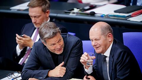 Viel zu lachen gibt es für sie aktuell nicht (v.l.): Finanzminister Lindner (FDP), Wirtschaftsminister Habeck (Grüne) und Kanzler Scholz (SPD).