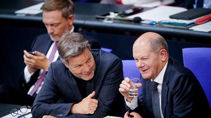 Viel zu lachen gibt es für sie aktuell nicht (v.l.): Finanzminister Lindner (FDP), Wirtschaftsminister Habeck (Grüne) und Kanzler Scholz (SPD).