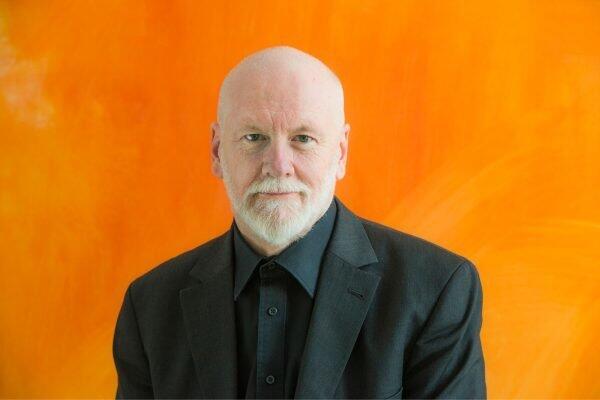 Der 1961 in Brisbane geborene Komponist Brett Dean war von 1985 bis 1999 Bratschist der Berliner Philharmoniker. Er begann vor etwa 35 Jahren mit dem Komponieren. Heute arbeitet er freischaffend.