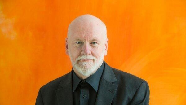 Der 1961 in Brisbane geborene Komponist Brett Dean war von 1985 bis 1999 Bratschist der Berliner Philharmoniker. Er begann vor etwa 35 Jahren mit dem Komponieren. Heute arbeitet er freischaffend.