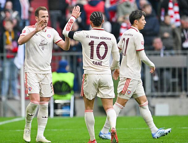Torschützen unter sich: Harry Kane (l) und Leroy Sané (m). Hiroki Ito (r) war da noch auf dem Platz. Torschützen unter sich: Harry Kane (l) und Leroy Sané (m). Hiroki Ito (r) war da noch auf dem Platz.
