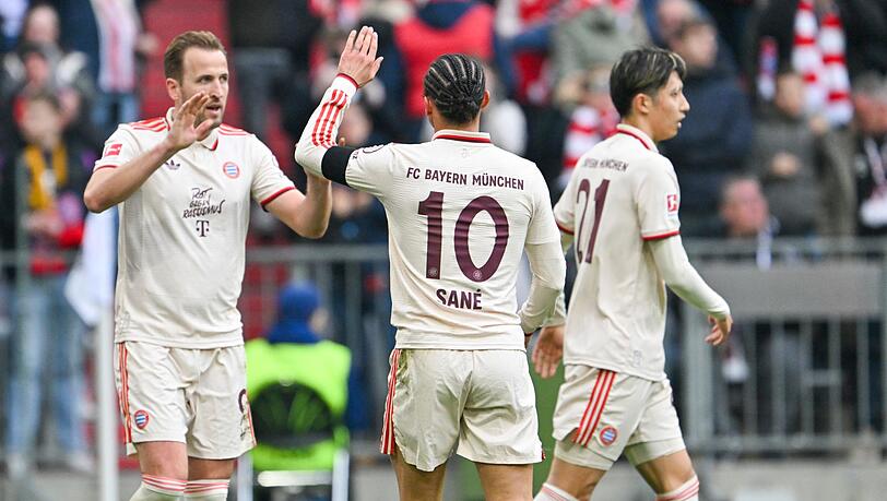 Torschützen unter sich: Harry Kane (l) und Leroy Sané (m). Hiroki Ito (r) war da noch auf dem Platz. Torschützen unter sich: Harry Kane (l) und Leroy Sané (m). Hiroki Ito (r) war da noch auf dem Platz.