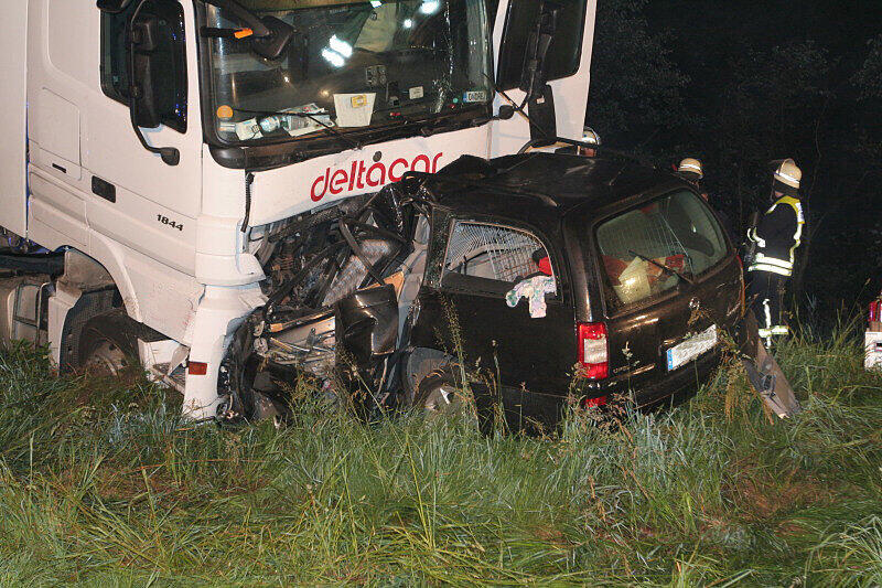 Schrecklicher Unfall bei Rott am Inn: Ein Pkw-Fahrer prallte aus noch ungeklärter Ursache frontal gegen einen Lkw. Der Pkw-Fahrer wurde bei dem Aufprall sofort getötet und  im Fahrzeug eingeklemmt. Fünf Stunden versuchten Hilfskräfte der Feuerwehr, das Opfer zu bergen. Die Bilder.
