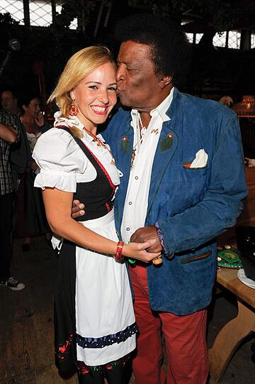 Schlager-Party auf der Wiesn: Roberto Blanco darf nicht fehlen. Hier mit seiner Luzandra...