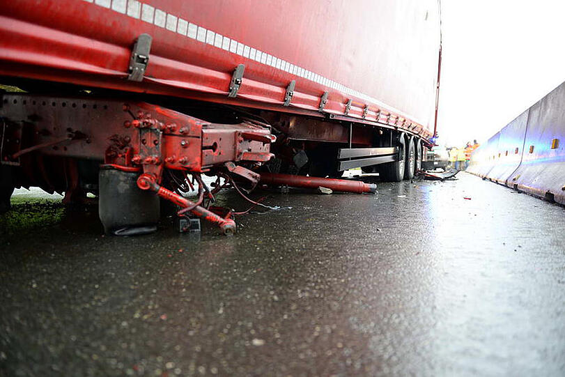 Die A8 in Richtung Salzburg ist auf Höhe Bergen vollständig gesperrt gewesen: Ein Lkw war gegen eine Leitplanke gerast. Außerdem ist Diesel und Benzin ausgelaufen. Die Bilder.
