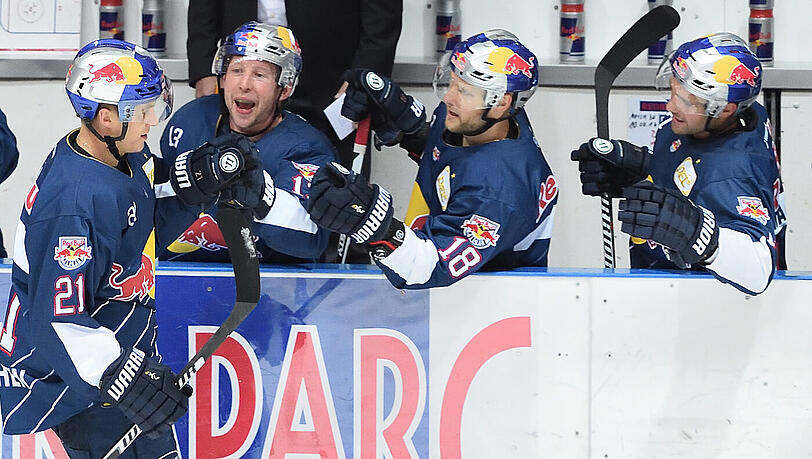 Dominik Kahun (l.) feiert sein 1:0. Michael Wolf (M) und Tobi Wörle gratulieren. Dominik Kahun (l.) feiert sein 1:0. Michael Wolf (M) und Tobi Wörle gratulieren.