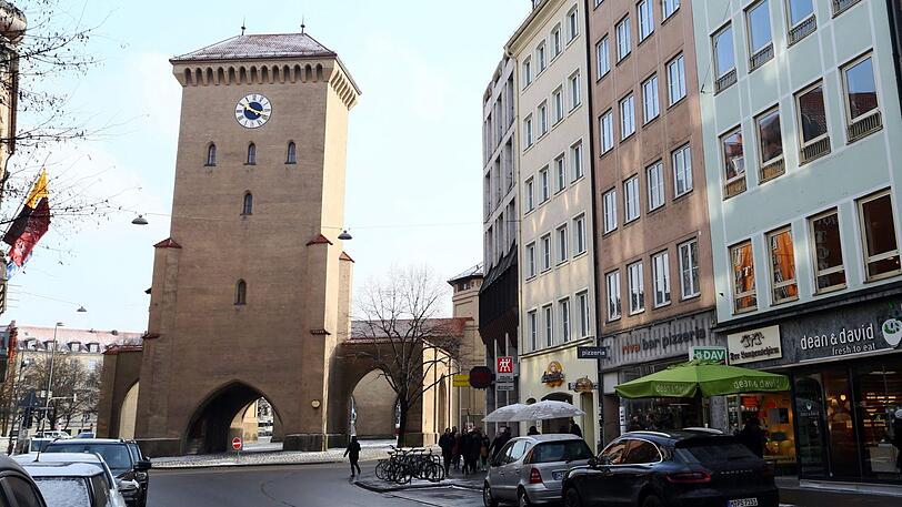 Sieht ganz schön schmal aus, das rote Haus mit der Nummer 44: Im Erdgeschoss ist eine Pizzeria &ndash; darüber sind sehr viele Briefkastenfirmen untergebracht.