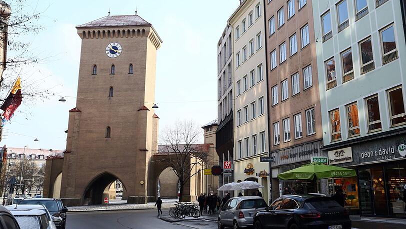 Sieht ganz schön schmal aus, das rote Haus mit der Nummer 44: Im Erdgeschoss ist eine Pizzeria – darüber sind sehr viele Briefkastenfirmen untergebracht. Sieht ganz schön schmal aus, das rote Haus mit der Nummer 44: Im Erdgeschoss ist eine Pizzeria – darüber sind sehr viele Briefkastenfirmen untergebracht.