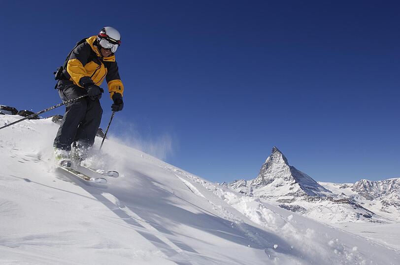 Sanfte Gletscherpisten und enge, steile Pisten müssen die Skifahrer bei der Abfahrt vom Matterhorn bewältigen.