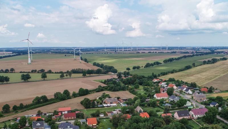 Blick auf das Dorf Carzig mit vielen Windenergieanlagen im Hintergrund. Die geplante Regelung für den Abstand von Windrädern und Wohnsiedlungen sorgt für Ärger. Blick auf das Dorf Carzig mit vielen Windenergieanlagen im Hintergrund. Die geplante Regelung für den Abstand von Windrädern und Wohnsiedlungen sorgt für Ärger.