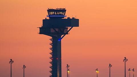 Farbenprächtig leuchtet der Morgenhimmel über dem Gelände des neuen Hauptstadtflughafens Berlin Brandenburg Airport Willy Brandt (BER).