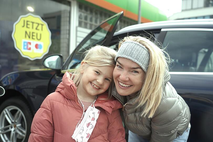 Miriam Wälder (44) mit Tochter Luise (7): "Wir haben gedacht, wir stehen in der Wüste, als wir unser Auto gesehen haben. Alles war rot. Wie kann denn so viel Sand von der Wüste hertransportiert werden? Phänomenal."