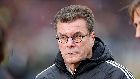 Der Nürnberger Trainer Dieter Hecking (l) schaut.
