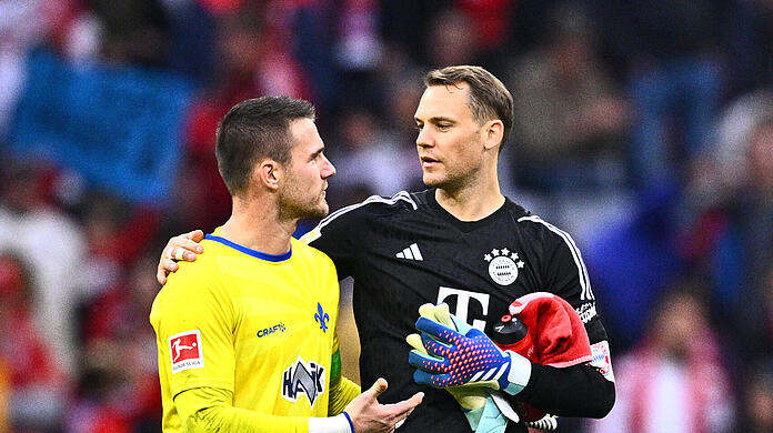Bayern-Kapitän Manuel Neuer (r.) und Darmstadts Marcel Schuhen nach dem Spiel in der Allianz Arena.