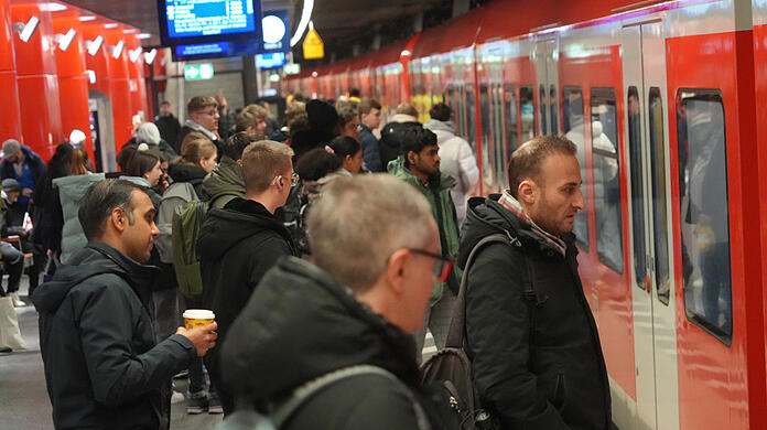 Ein Anblick wie an jedem anderen Tag auch: Fahrgäste, die am Hauptbahnhof in eine S-Bahn steigen. Der Züge fahren während des Streiks nach einem Notfahrplan.