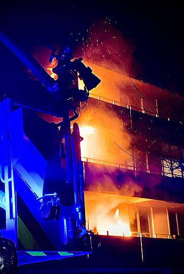 Bereits vor Mitternacht beschäftigte die Feuerwehr München ein Großeinsatz in der Willy-Brandt-Alle in der Messestadt Riem, ausgelöst durch eine Silvesterrakete.