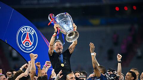 Im Xana-Shirt streckte PSG-Coach Luis Enrique den Henkelpott in den Münchner Nachthimmel.