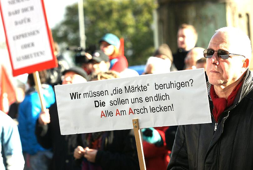 Mit Plakaten gingen rund 300 Menschen in München auf die Straße: Ihr Ziel: mehr Demokratie.