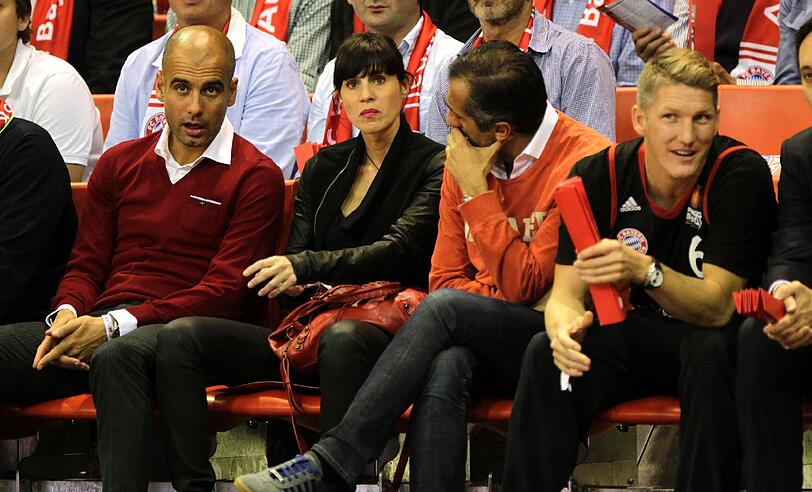 Pep Guardiola (l) mit Ehefrau Christina Serra und Bastian Schweinsteiger(r).