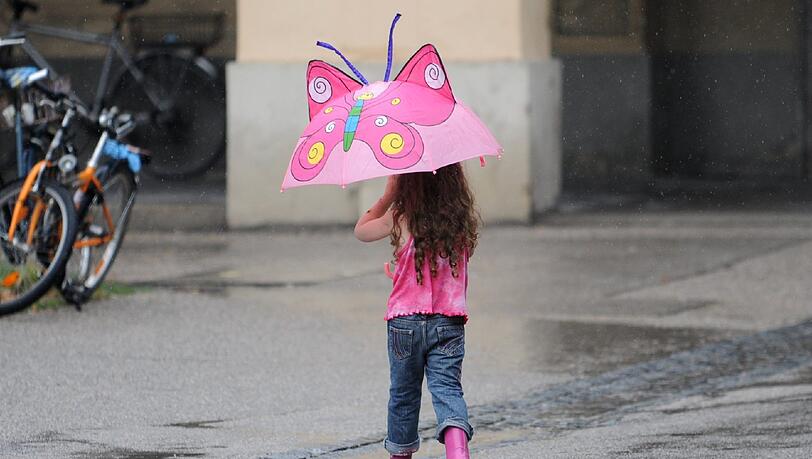 Sommer ist anders: Am Wochenende haben Regenschirme wohl Großeinsatz. Sommer ist anders: Am Wochenende haben Regenschirme wohl Großeinsatz.