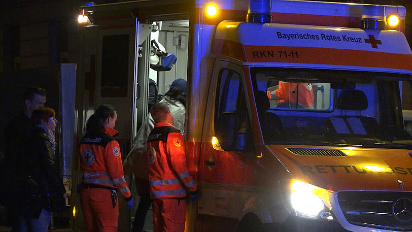 Die Feuerwehr fand in einem Bordell in Nürnberg eine tote Frau - die Bilder vom Einsatz.