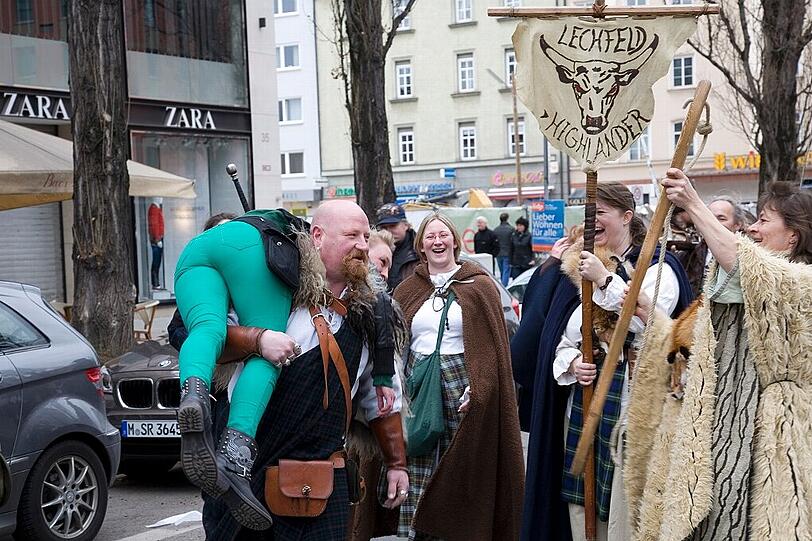 Irisches Brauchtum auf den Straßen München: Beim Umzug zum St. Patrick's Day sind Jung und Alt dabei - und gute Laune ist Pflicht.