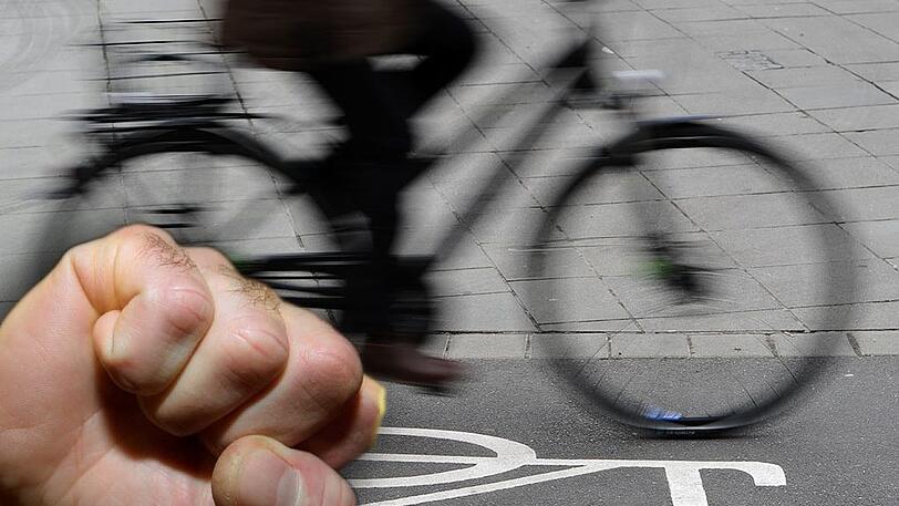 Erst schubste der 35-Jährige die 61-jährige Frau vom Fahrrad, dann schlug er auf sie ein. Schließlich flüchtete er - mit den gestohlenen Einkaufstaschen. (Symbol-/Archivbild)