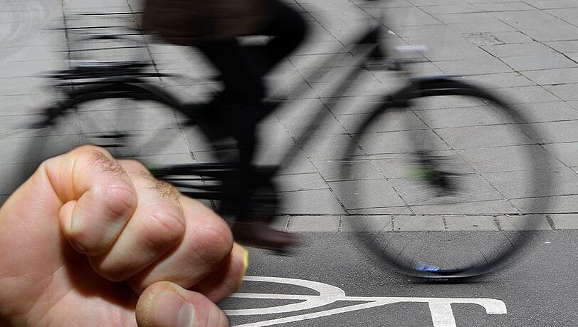 Erst schubste der 35-Jährige die 61-jährige Frau vom Fahrrad, dann schlug er auf sie ein. Schließlich flüchtete er - mit den gestohlenen Einkaufstaschen. (Symbol-/Archivbild) Erst schubste der 35-Jährige die 61-jährige Frau vom Fahrrad, dann schlug er auf sie ein. Schließlich flüchtete er - mit den gestohlenen Einkaufstaschen. (Symbol-/Archivbild)