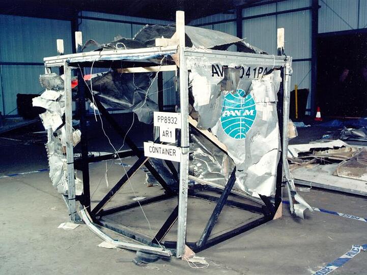 Der aus den Trümmerstücken rekonstruierte Fracht-Container, in dem sich das Gepäckstück mit der Bombe befand.