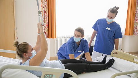 Gemeinsam mit den Patienten werden Bewegungsabläufe erarbeitet.
