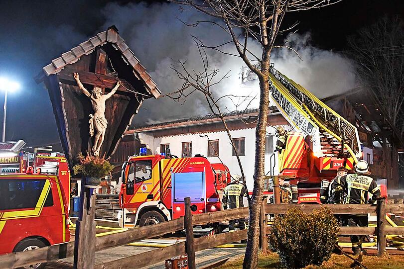 Großbrand auf einem landwirtschaftlichen Anwesen. Hunderte Feuerwehrleute bekämpften die Flammen. Bilder vom Einsatz.