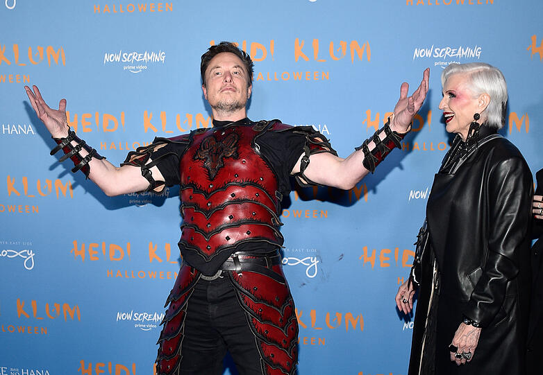 Elon Musk erschien mit seiner Mutter