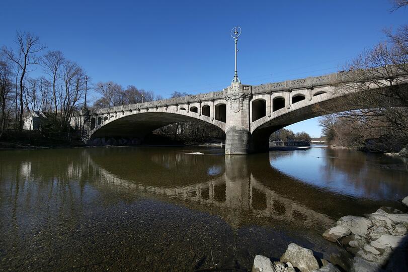 Still ruht der Fluss - die innere Maximiliansbrücke spiegelt sich darin.