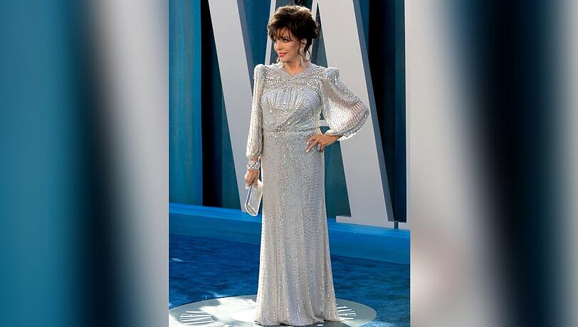 Joan Collins zieht auch mit 90 Jahren noch alle Blicke auf sich.