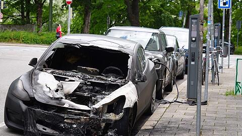 Eines der abgebrannten Autos in der Au.