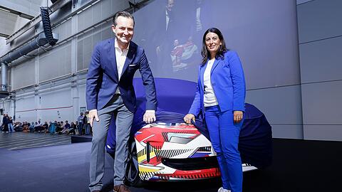 E-Auto im Polo-Format: Markenchef Thomas Schäfer und Betriebsratsvorsitzende Daniela Cavallo geben einen ersten Ausblick auf das Modell. (Handout-Foto)