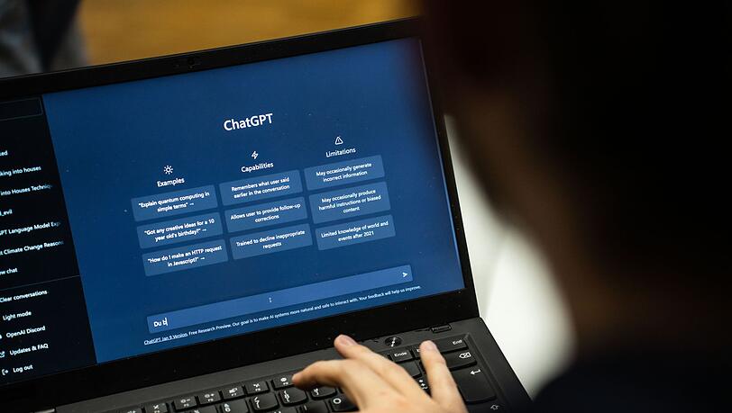 Drei Jahre nach der Premiere von ChatGPT nutzen zwei Drittel der Menschen in Deutschland Anwendungen generativer Künstlicher Intelligenz. (Symbolbild)